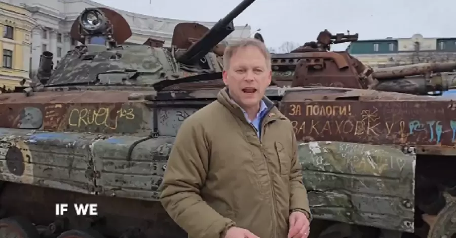 Министр обороны Британии снял видео в Киеве на фоне трофейного танка и призвал помогать Украине