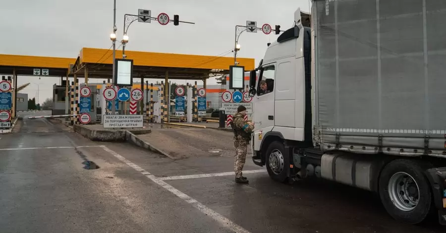 На границе с Польшей в очередях стоят 2 300 грузовиков – ГПС