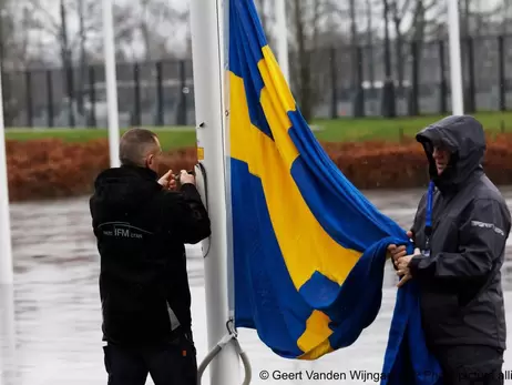 Флаг Швеции подняли перед штаб-квартирой НАТО в Брюсселе