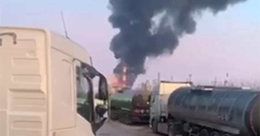 РФ заявила про атаку 40 БПЛА в 6 областях, у Рязані горить нафтозавод