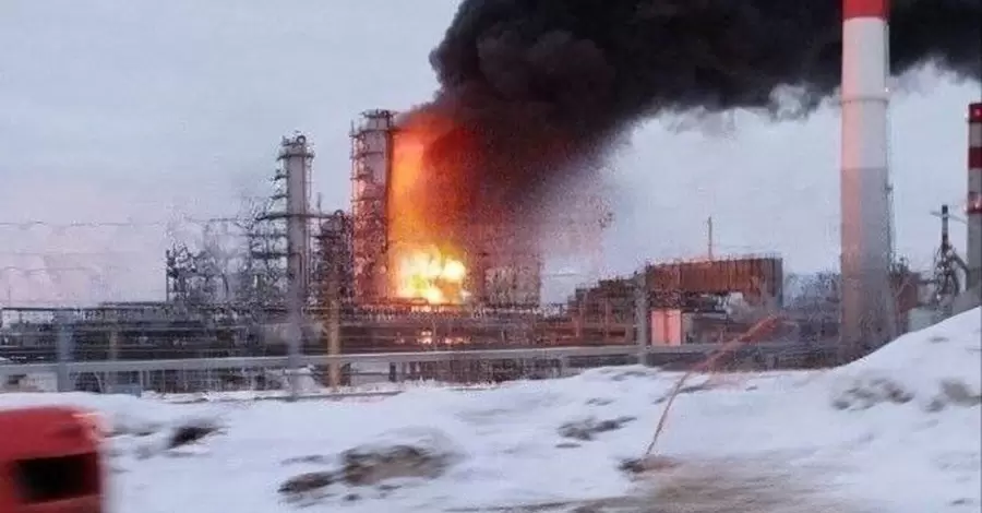 РФ заявила про атаку БПЛА на п’ять областей та місто Орел, горить нафтобаза