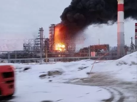 РФ заявила об атаке БПЛА на пять областей и город Орел, горит нефтебаза