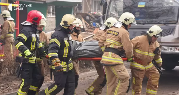 В Сумах из-под завалов спасатели достали тело второго погибшего 