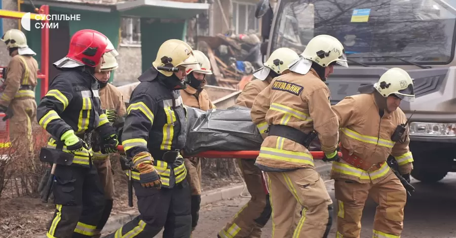 В Сумах из-под завалов спасатели достали тело второго погибшего 