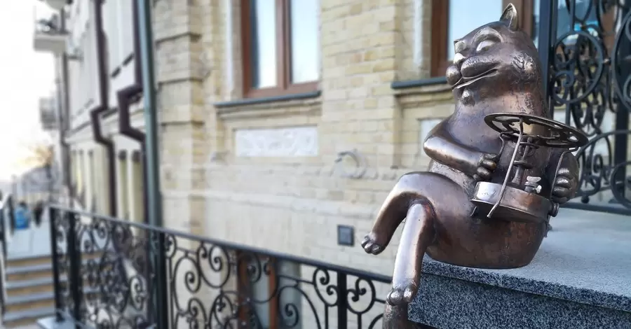 Спустя 14 лет на Андреевский спуск вернулась скульптура кота Бегемота с фонарем «Гори Москва»