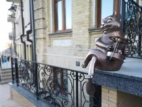 Через 14 років на Андріївський узвіз повернулася скульптура кота Бегемота із ліхтарем «Палай Москва»