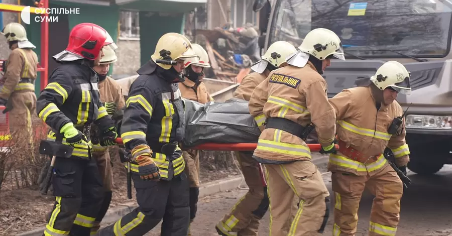 Из-под завалов дома в Сумах достали тело погибшего человека