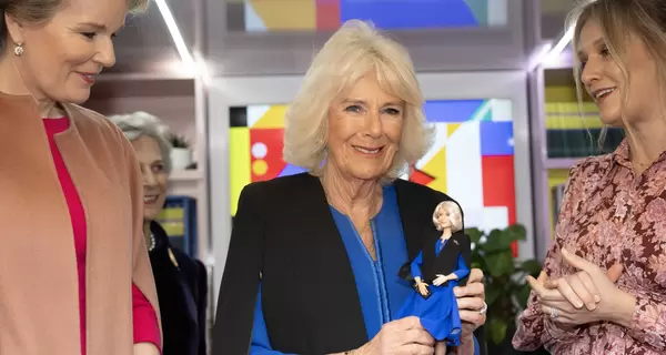 Королеве Камилле подарили ее мини-копию в виде куклы Барби