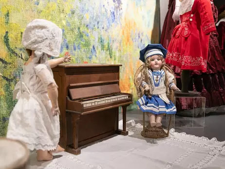 В Киеве впервые открыли уникальную выставку детской одежды 1820-1920 годов