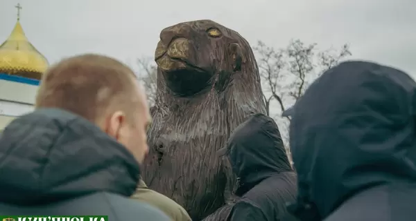 В Купянске установили полутораметровую скульптуру сурка, изготовленную на Львовщине  