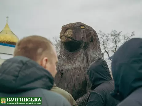 У Куп'янську встановили півтораметрову скульптуру бабака, виготовлену на Львівщині  