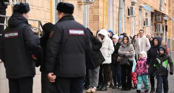 Сторонники Навального в разных городах РФ и за границей одновременно проголосовали против Путина