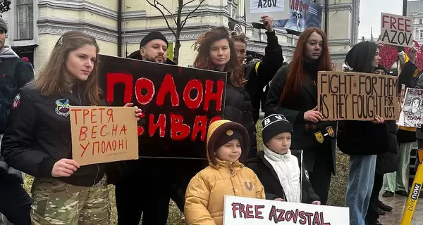 MONATIK с женой и сыновьями вышел на митинг в Киеве в поддержку пленных военных 
