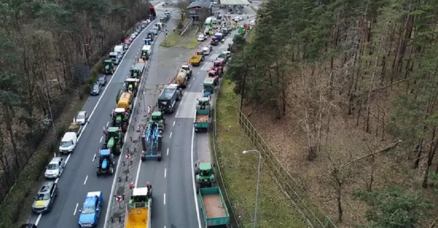 Из-за блокирования польскими фермерами двух трасс на немецкой границе образовались километровые пробки