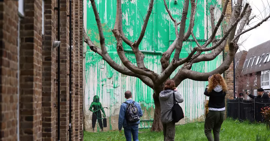 Бенксі підтвердив, що новий артоб'єкт у вигляді дерева у Лондоні - його робота