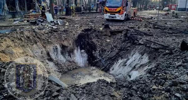 Посреди Киева на месте падения ракеты образовалась огромная воронка