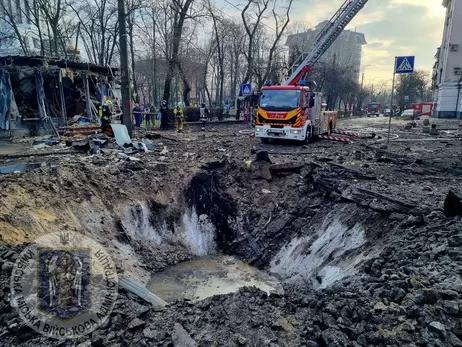 Посеред Києва на місці падіння ракети утворилася величезна вирва