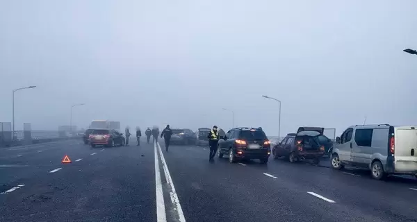 Во Львове из-за тумана на мосту столкнулись 27 автомобилей