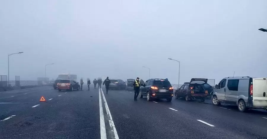 Во Львове из-за тумана на мосту столкнулись 27 автомобилей