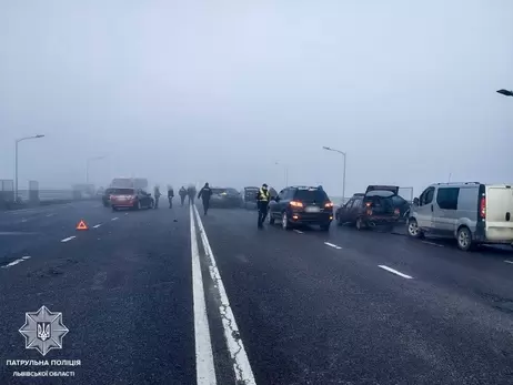 У Львові через туман на мості зіштовхнулося 27 автомобілів