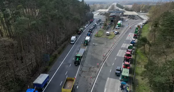 Кубраков обратился к польскому министру из-за блокады движения автобусов на границе
