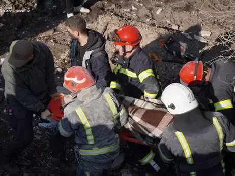 В Хмельницком спасли девушку, которая полтора часа была на связи по телефону, находясь под завалами