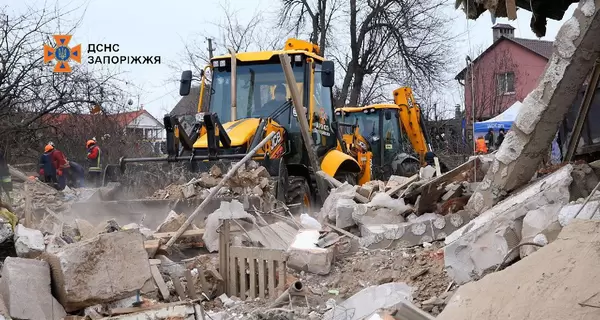 В результате обстрела Запорожья погибли 8-летняя девочка вместе с отцом, а также водитель троллейбуса