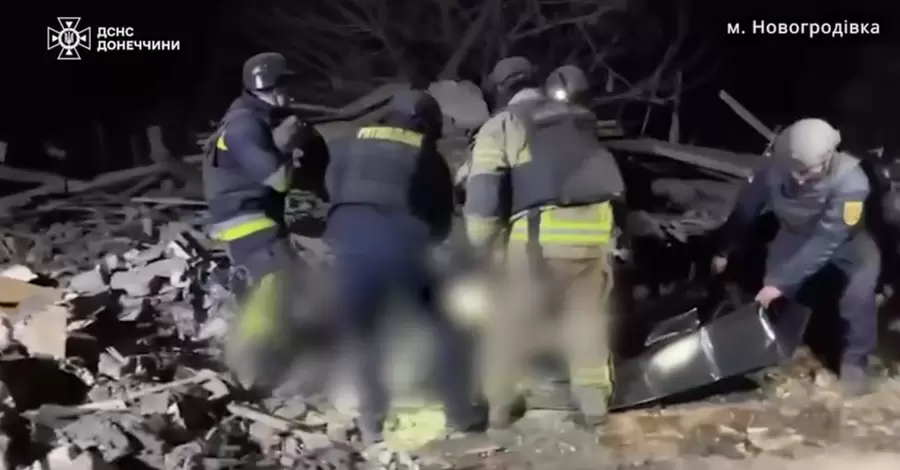 После авиаудара по Новогродовке спасатели обнаружили тела двух людей под завалами
