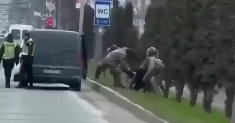 В Черновцах мужчину полиция затащила силой в бус, это была не мобилизация 