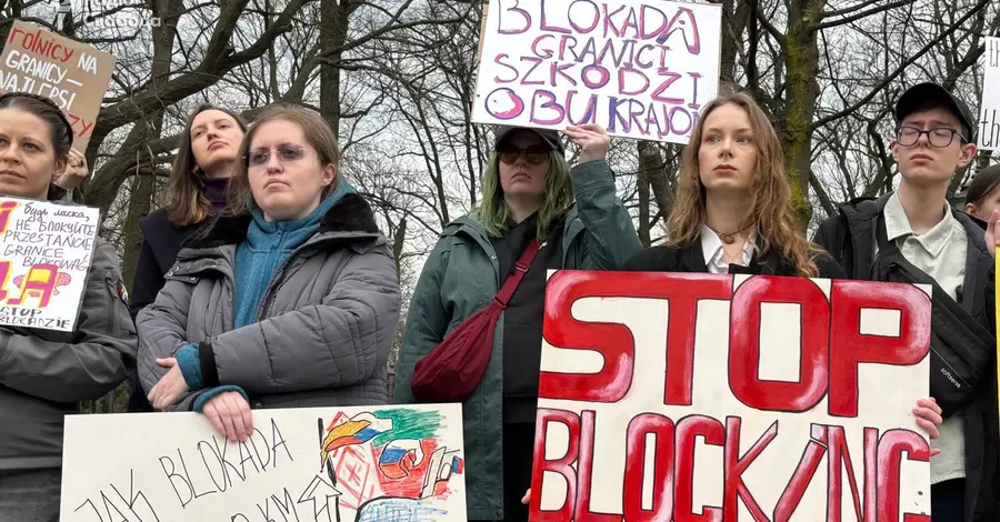 Біля будинку уряду в Варшаві поляки й українці протестували проти блокади кордону
