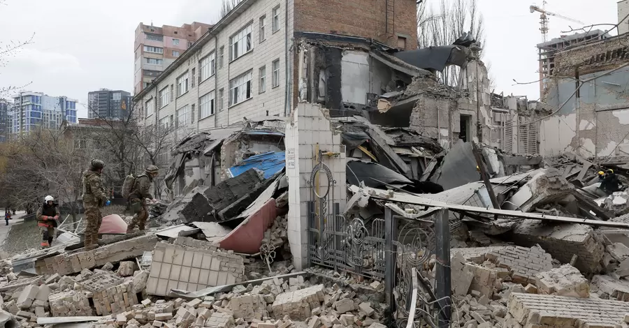В результате атаки РФ в Киеве разрушена часть корпуса художественной академии имени Бойчука