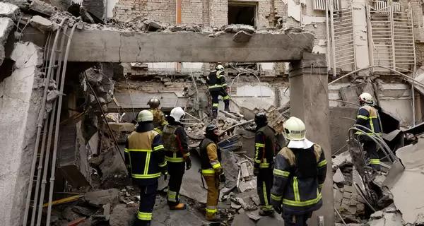 Спасатели восемь часов разбирали завалы в Киеве, из-за атаки пострадали 10 человек