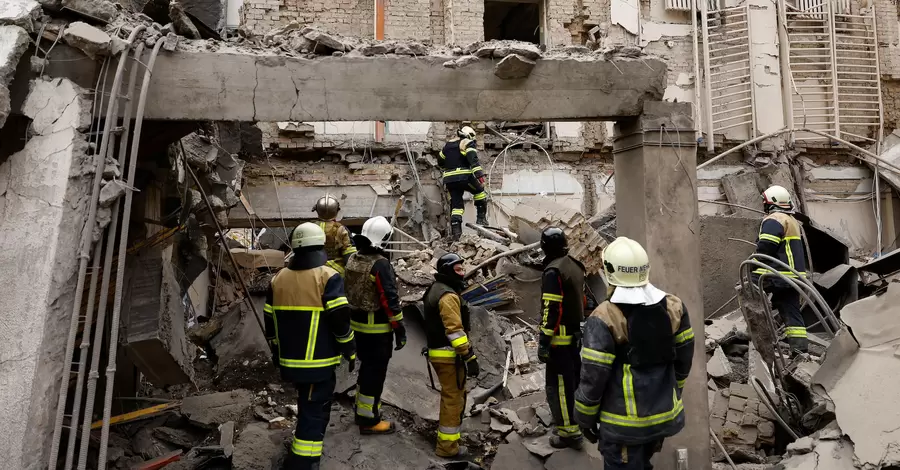 Спасатели восемь часов разбирали завалы в Киеве, из-за атаки пострадали 10 человек