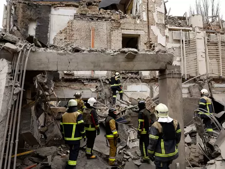 Рятувальники вісім годин розбирали завали у Києві, через атаку постраждало 10 людей