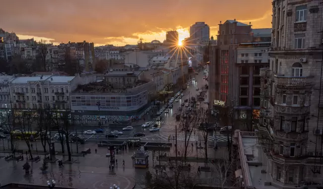 Закат в Киеве во время ракетной атаки