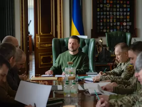 Зеленський провів нараду з військовими щодо виробництва дронів та проєкту РЕБ