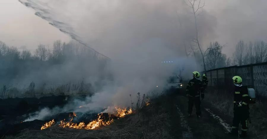 На Харьковщине из-за сжигания сухой травы погибла женщина