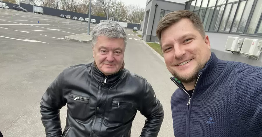Порошенко продемонстрував у TikTok, як катається на мотоциклі, та розказав, що українці «багато чого про нього не знають»