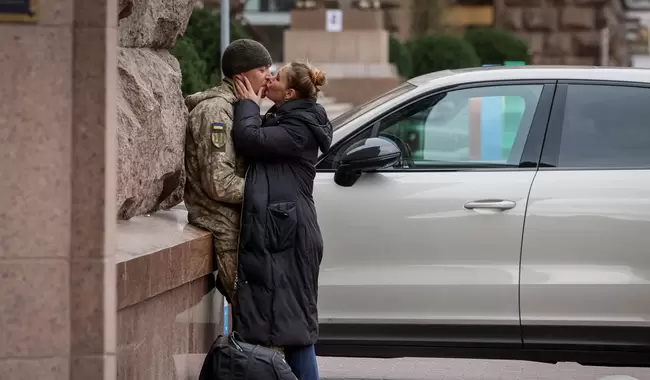 Военнослужащий с любимой на улицах Киева