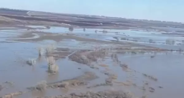 В Оренбургской области из-за прорыва дамбы остановили НПЗ, вода из Орска подобралась в другой город 