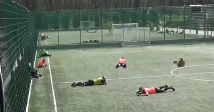 Маліновський показав відео, як у Харкові грають у футбол під обстрілами