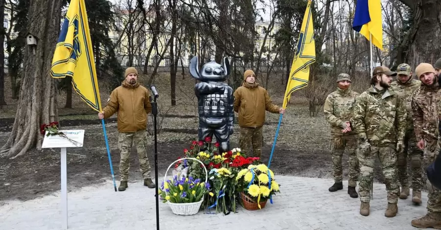 Позывной «Стич»: в Киевском ботсаду появилась необычная скульптура в память о погибшем снайпере