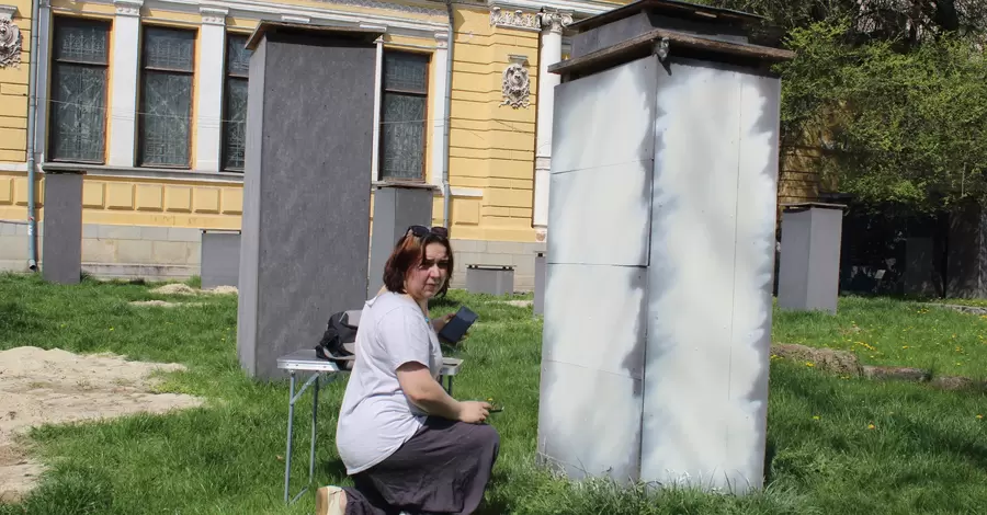 В Днепре защитные коробки для каменных баб украсят рисунками 