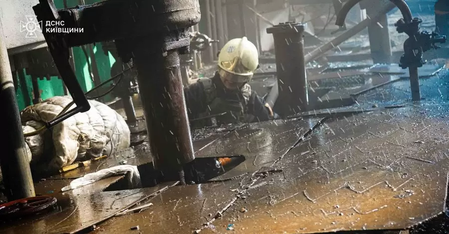 Спасатели ликвидировали масштабный пожар на энергетическом объекте Киевщины, который атаковала РФ 