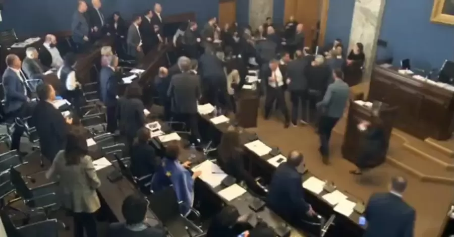 У парламенті Грузії депутати побилися через законопроєкт про іноагентів