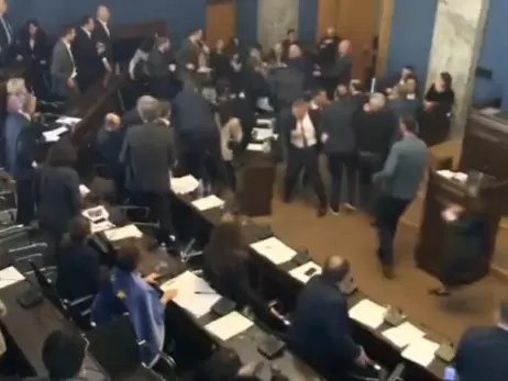 В парламенте Грузии депутаты подрались из-за законопроекта об иноагентах