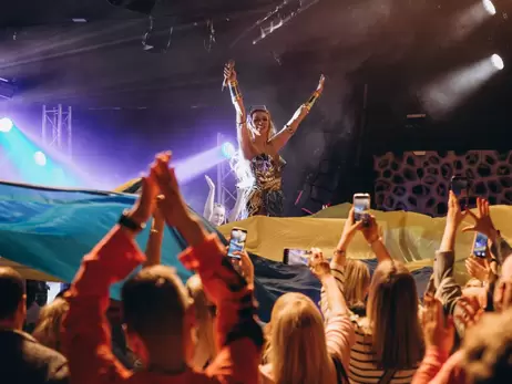 На концерте Поляковой в Германии зрители развернули 18-метровый флаг Украины