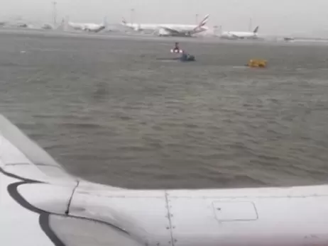 Из-за сильного наводнения аэропорт Дубая отменил сотни авиарейсов
