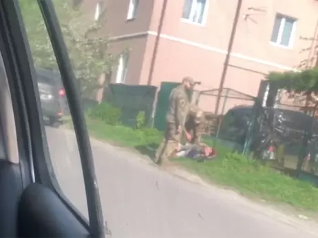У Львові чоловіки у військовій формі повалили чоловіка на землю– коментар ТЦК  