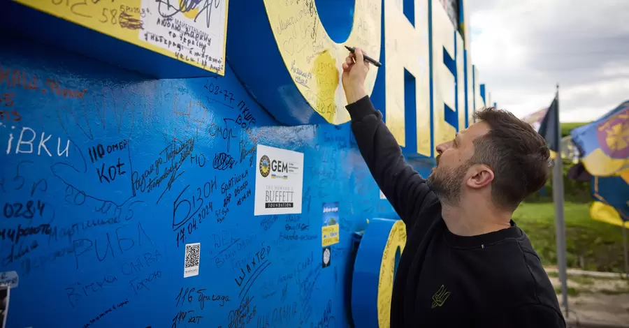 Зеленський розписався на стелі у Донецькій області, яку зі скандалом зафарбували